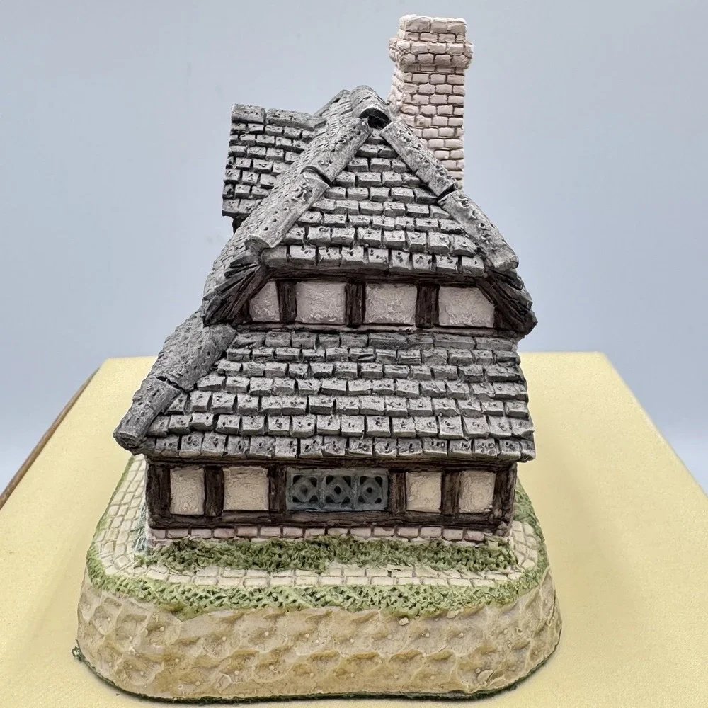 David‎ Winter Cottages The Bull and Bush December 1989, Original Box & COA